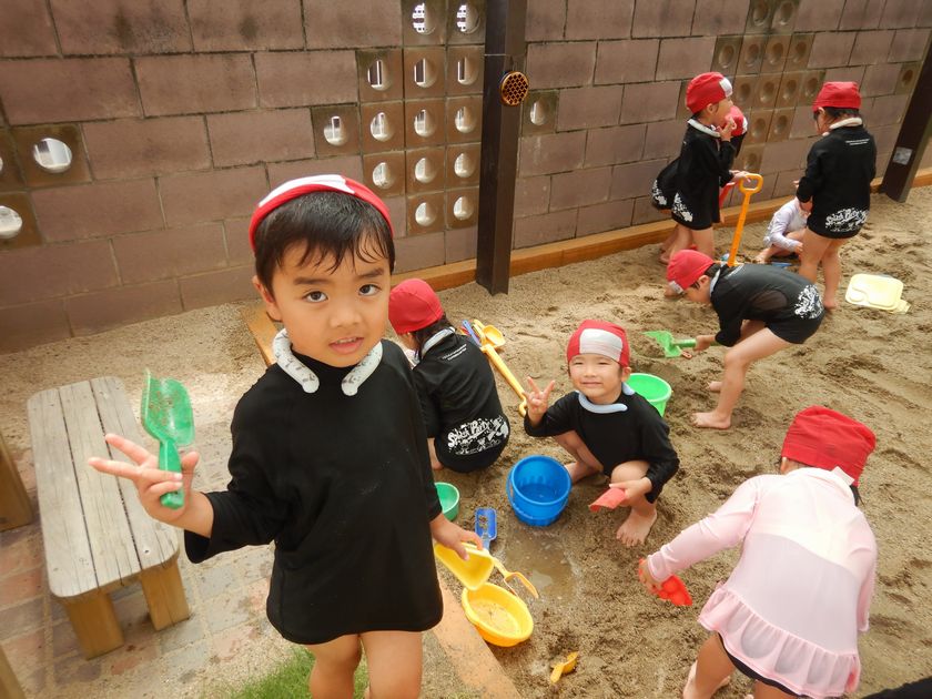 泥んこ遊びを行う園児