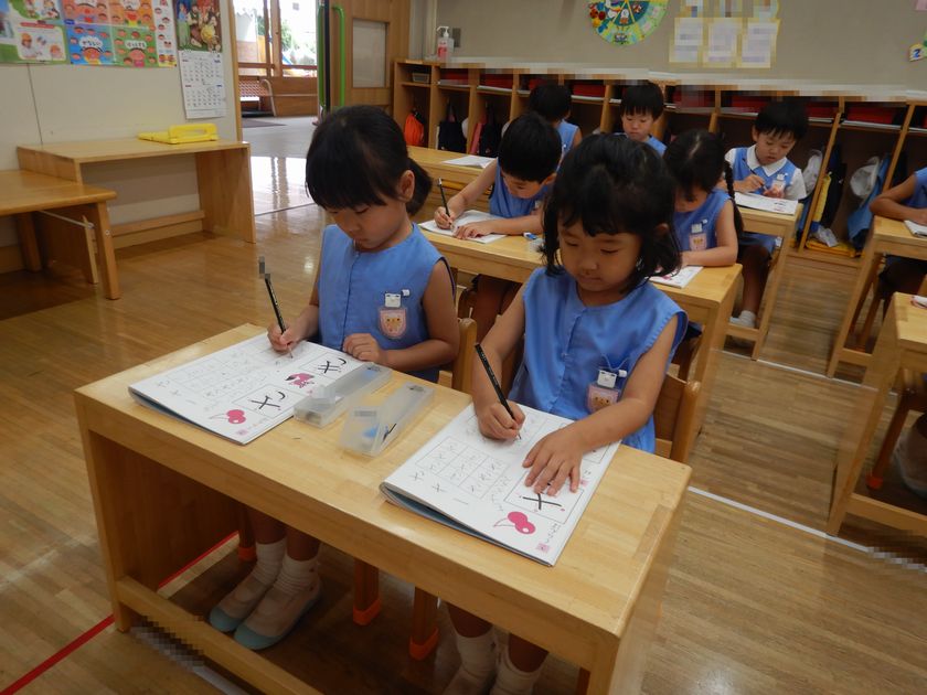 ひらがなのお稽古をする園児