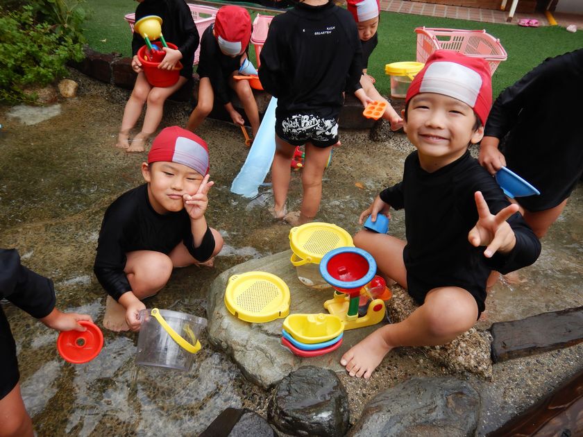 水遊びをする園児