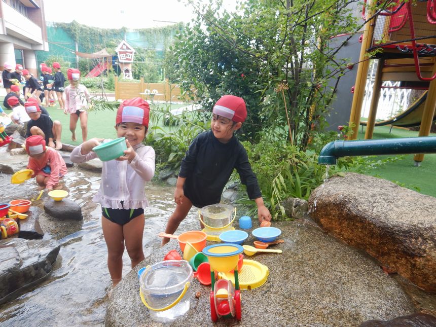 水遊びをする園児