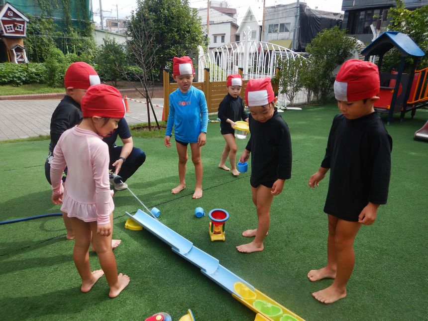 水遊びをする園児