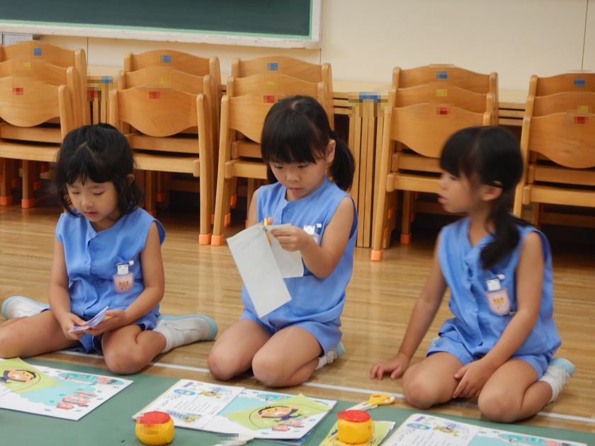 切り紙のお仕事をする園児