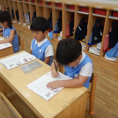 ひらがなのお稽古をする園児
