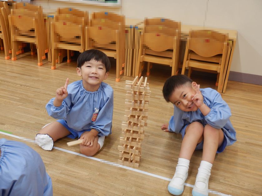 雨遊びを行う園児