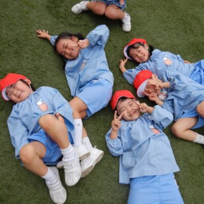 園庭遊びを楽しむ園児
