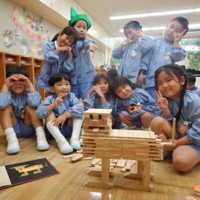 雨遊びを行う園児