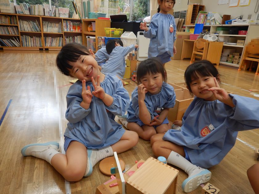 雨遊びを行う園児