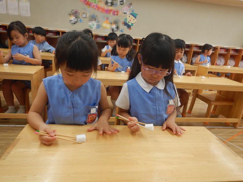 お箸検定に取り組む園児