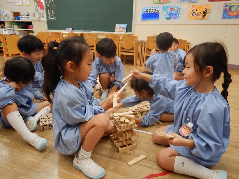雨遊びを行う園児